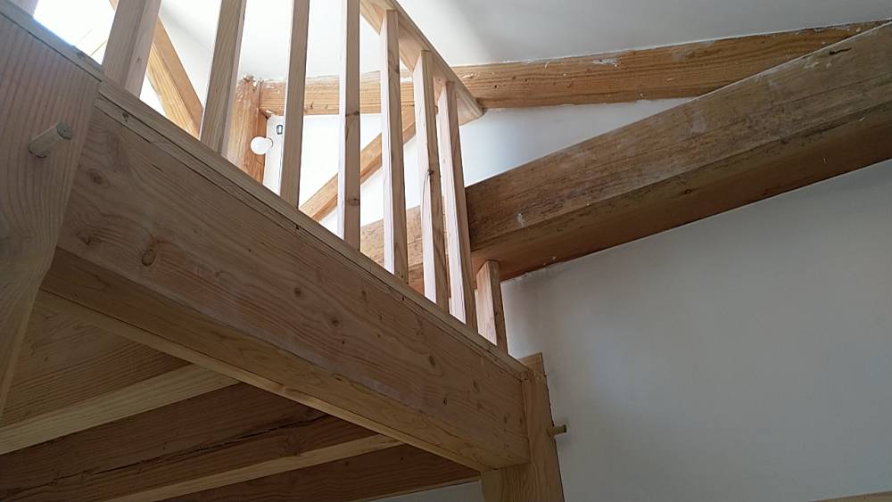 Aménagement dépendances balustrade bois
